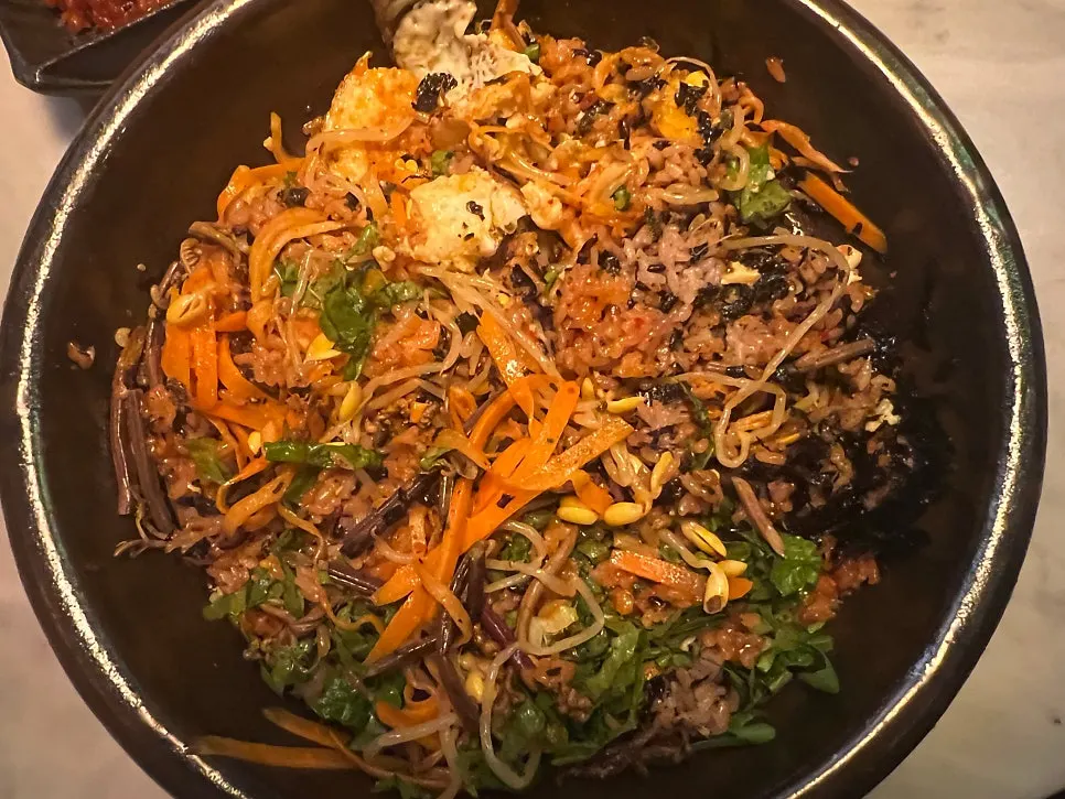 반숙 계란프라이가 올라간 제철비빔밥