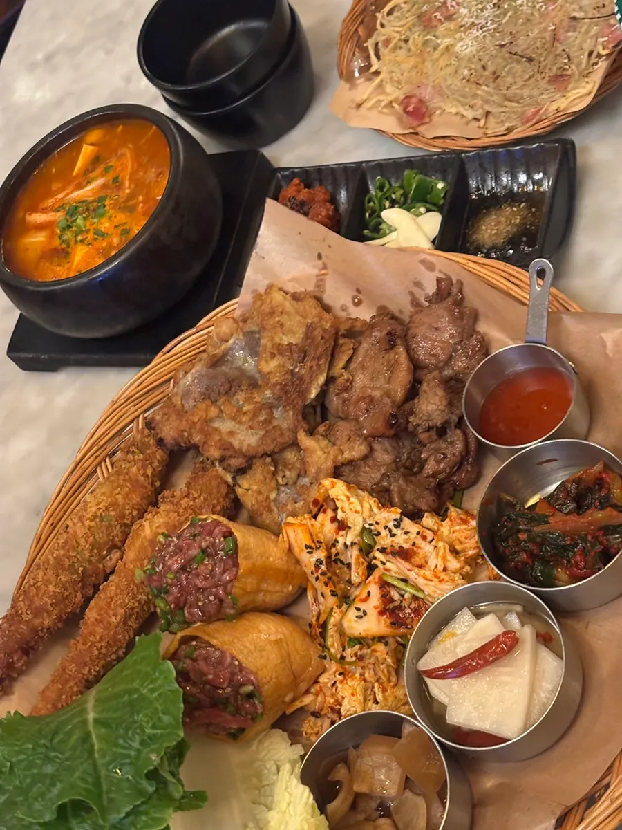 Ju Myeongdang drinking table with several dishes