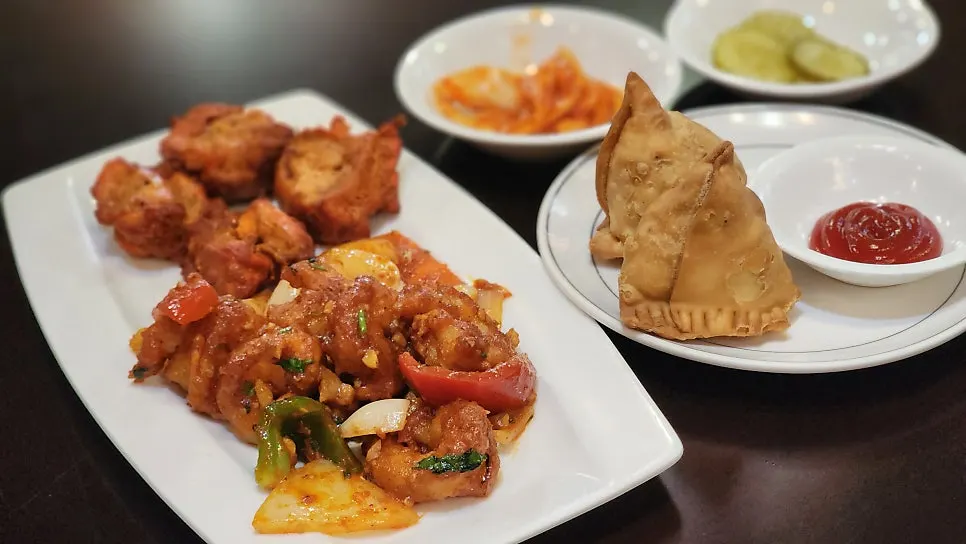 The samosa, the first dish served