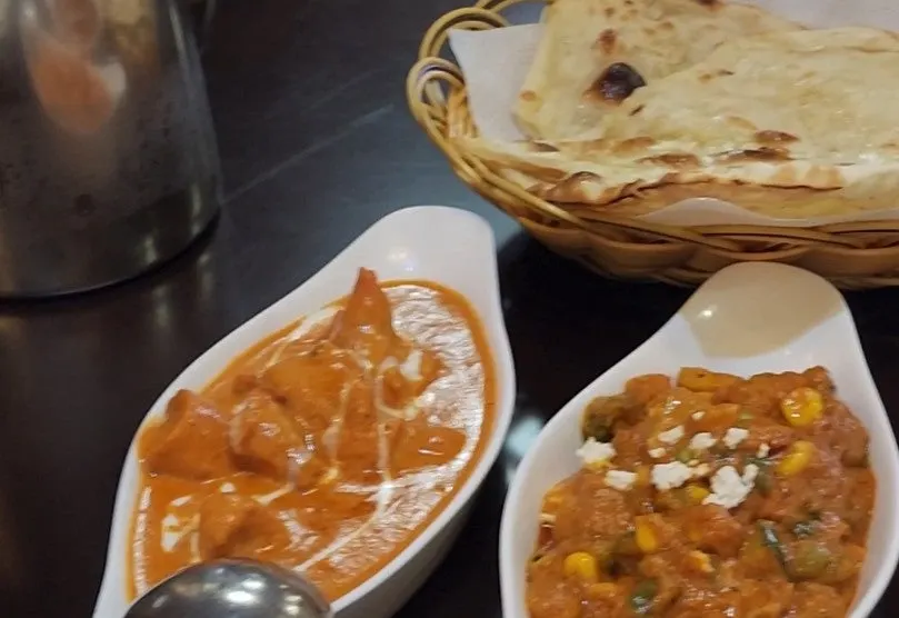 Chicken makhani with garlic naan and plain rice
