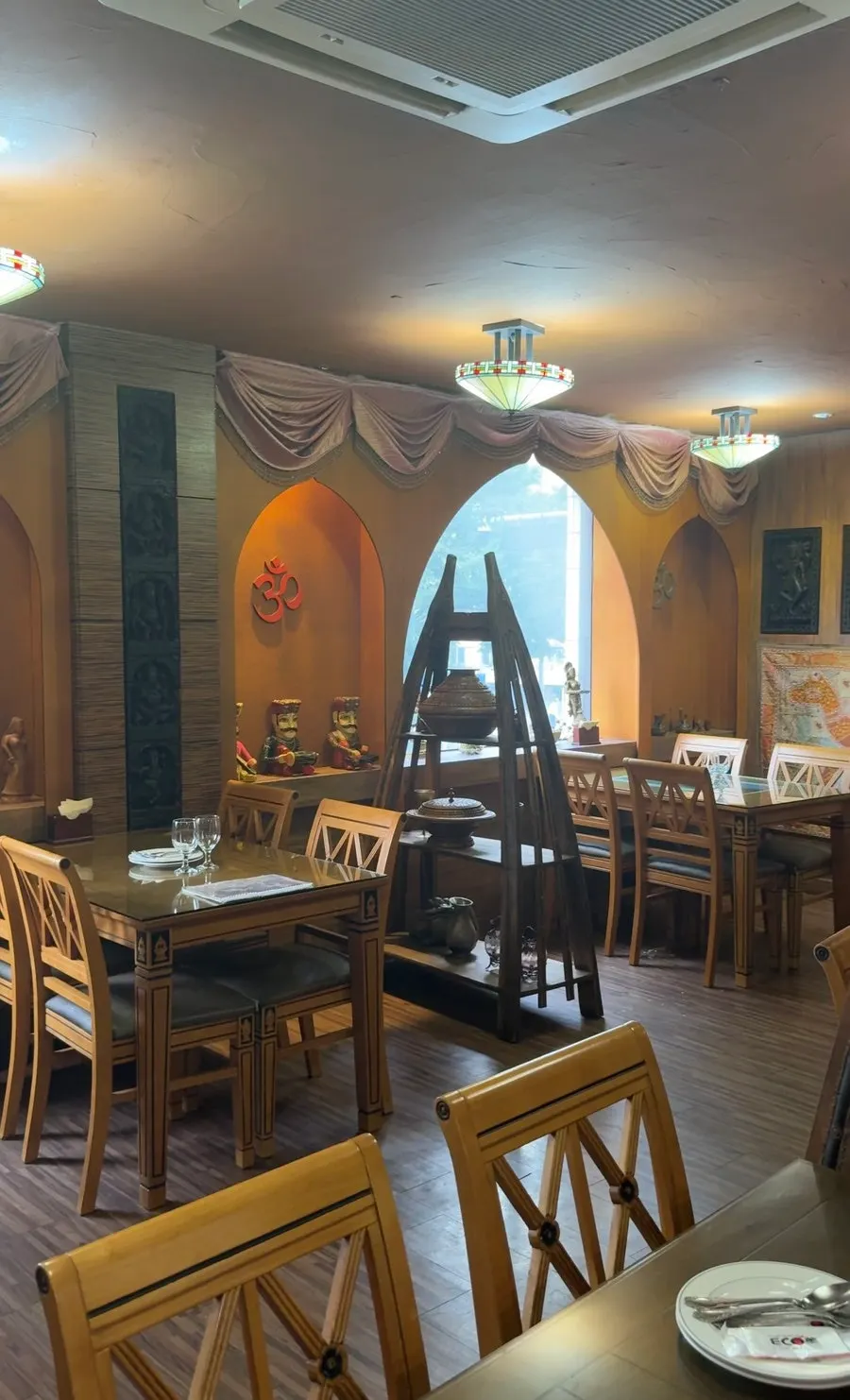 Wall hung with Indian-style decorations