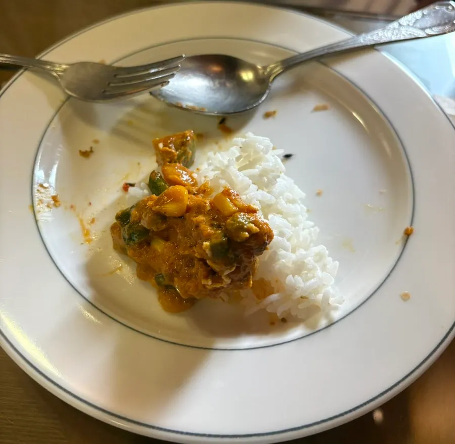 Triangular fried samosa with sauce
