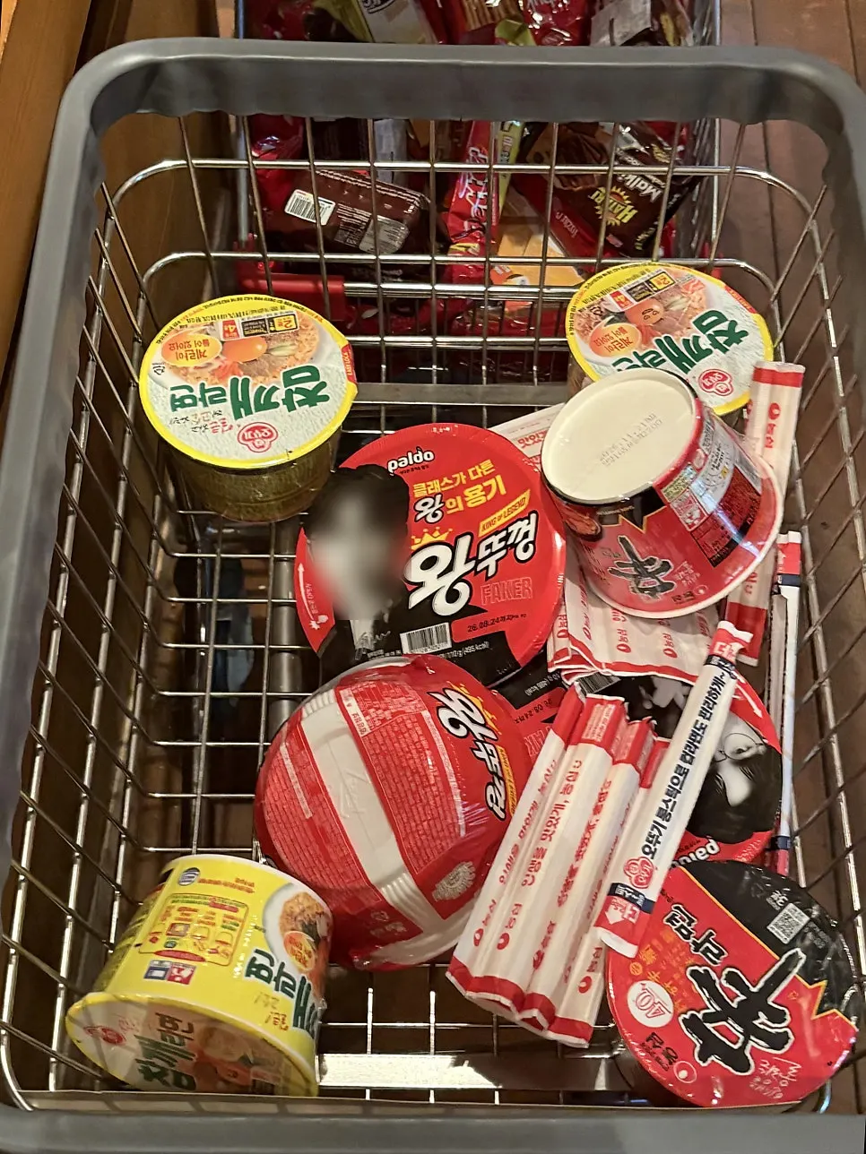스낵바에 준비된 컵라면