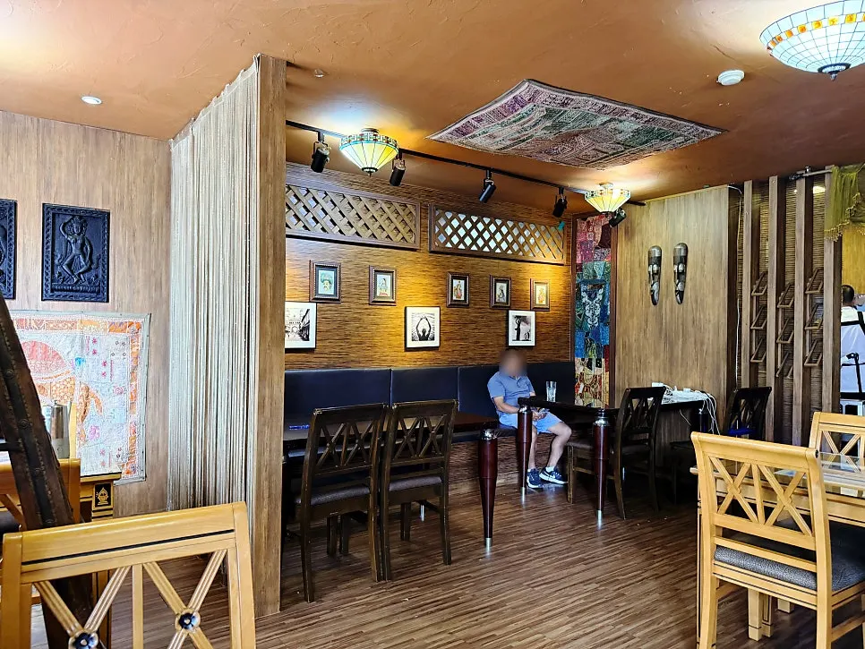 A corner of the restaurant with traditional sculptures