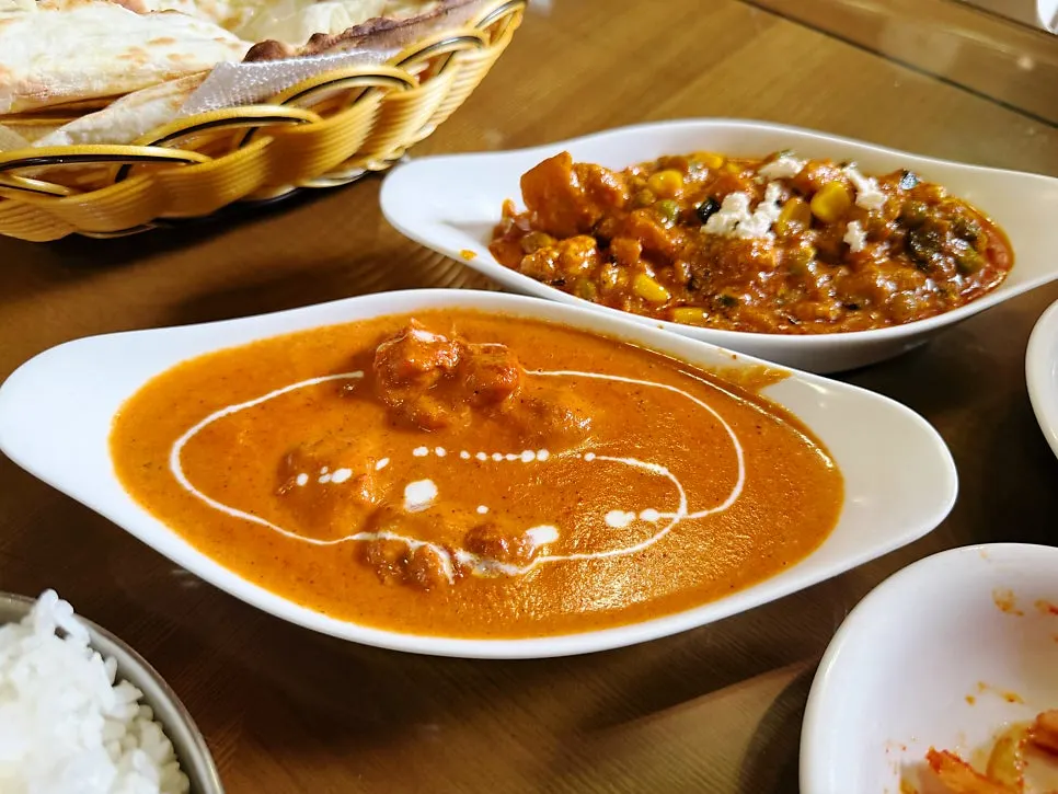 Chicken makhani curry with pieces of meat