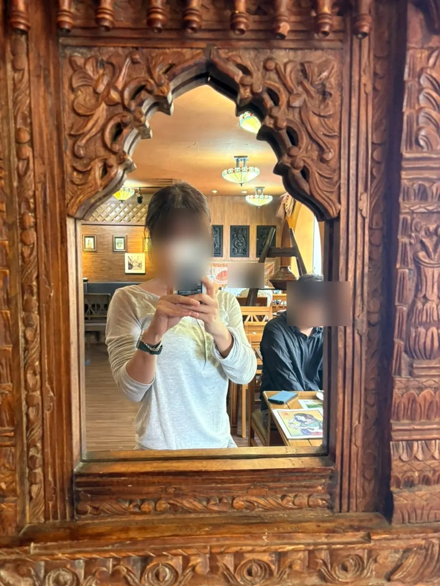 나무 조각 거울이 있는 인도풍 매장 내부