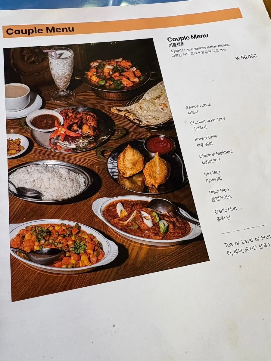 창가 조각상과 햇살이 드는 테이블 자리