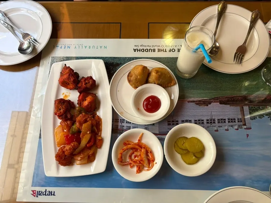 테이블이 여러 개 놓인 넓은 매장 내부