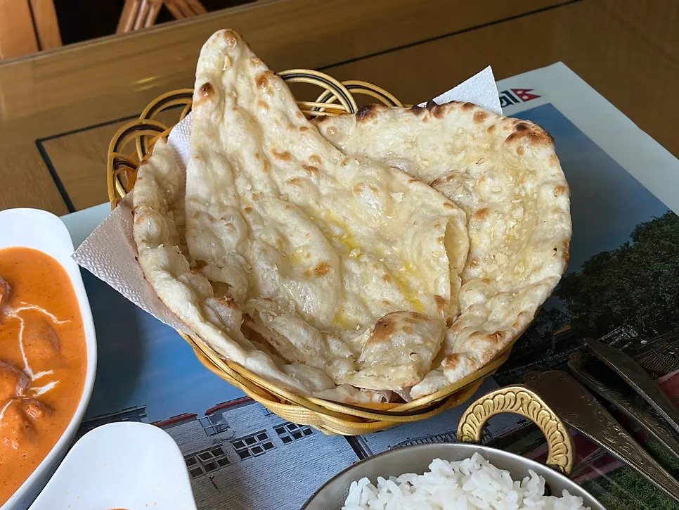 갈릭난을 커리에 찍어 먹는 모습