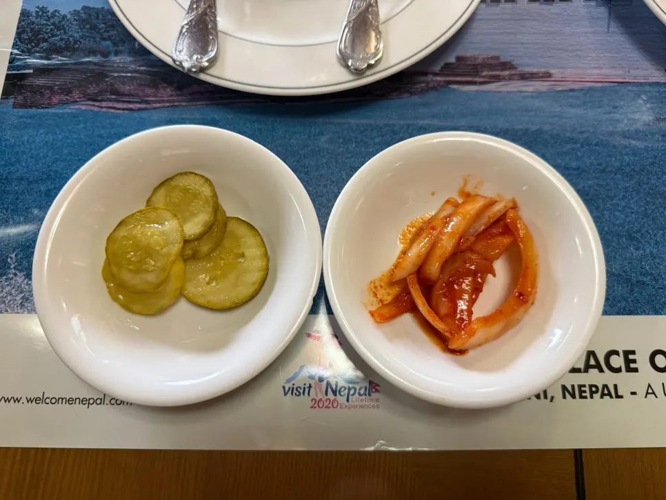 기본으로 나온 피클과 매콤한 양파 무침
