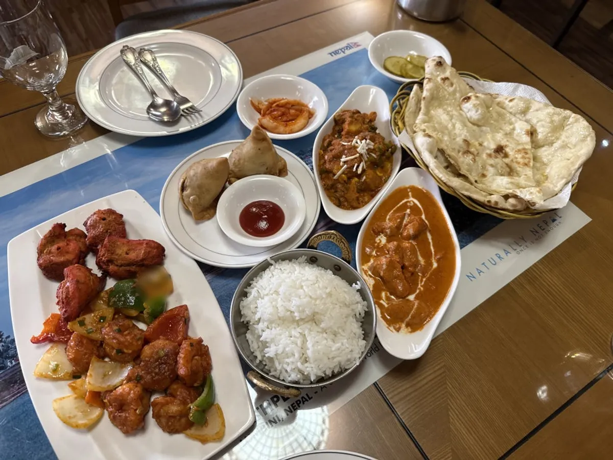 사모사 치킨 티카 새우 칠리가 함께 나온 커플세트 상차림