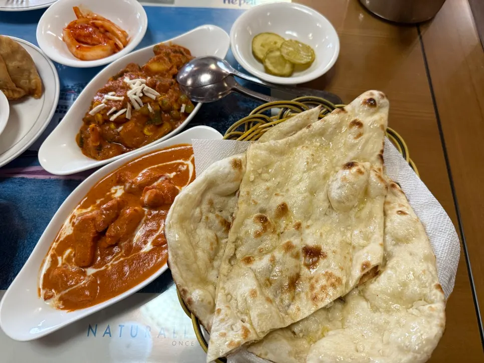 플랜 라이스 위에 올린 커리와 치킨