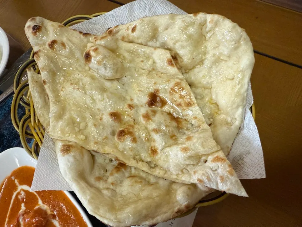 커리와 밥을 섞어 먹는 모습