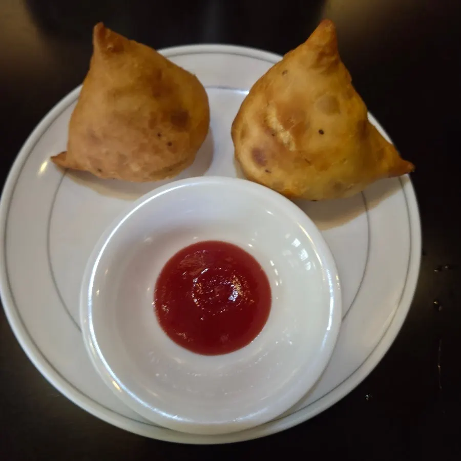 A plate of samosa, an Indian-style dumpling