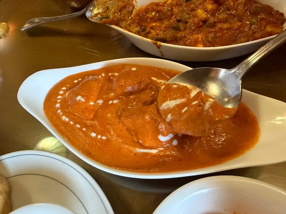 찢어서 커리를 싸 먹는 갈릭난