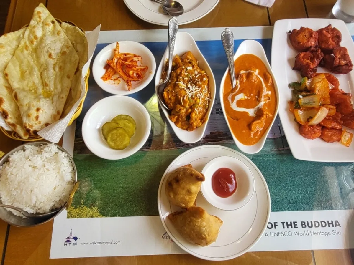 커리와 난으로 구성된 커플세트