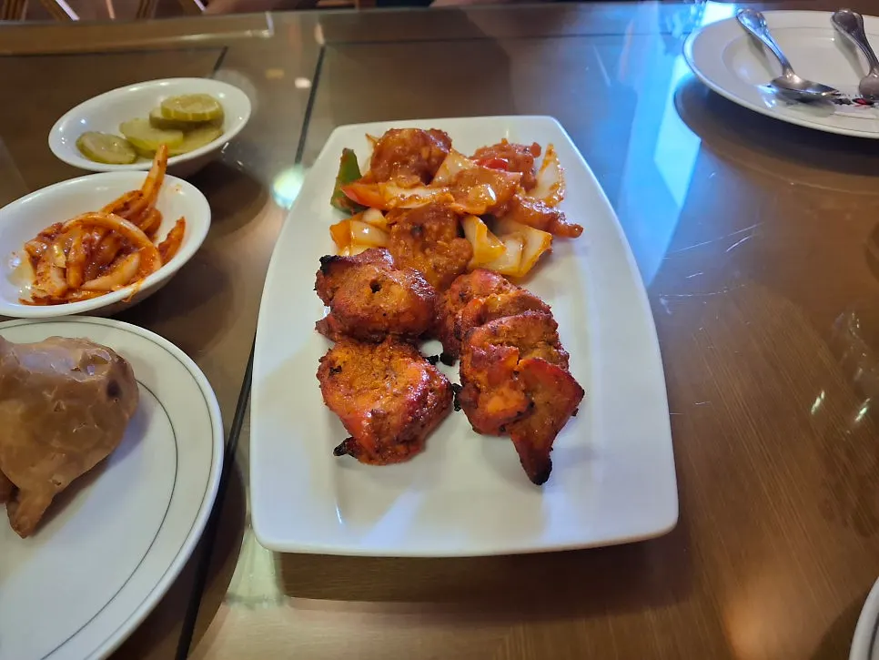 Photo of samosas and chicken tikka