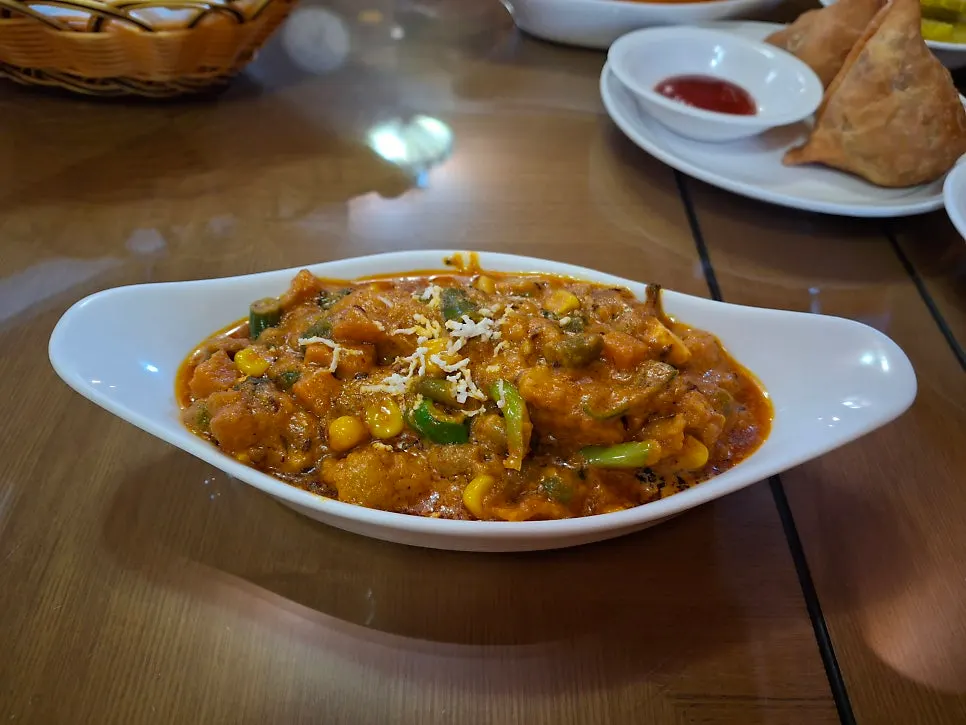 Photo of garlic naan and curry
