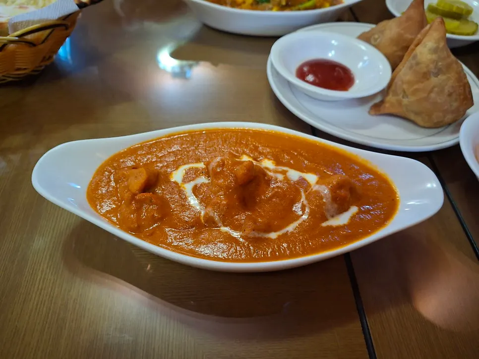 Photo of vegetable curry and chicken makhani
