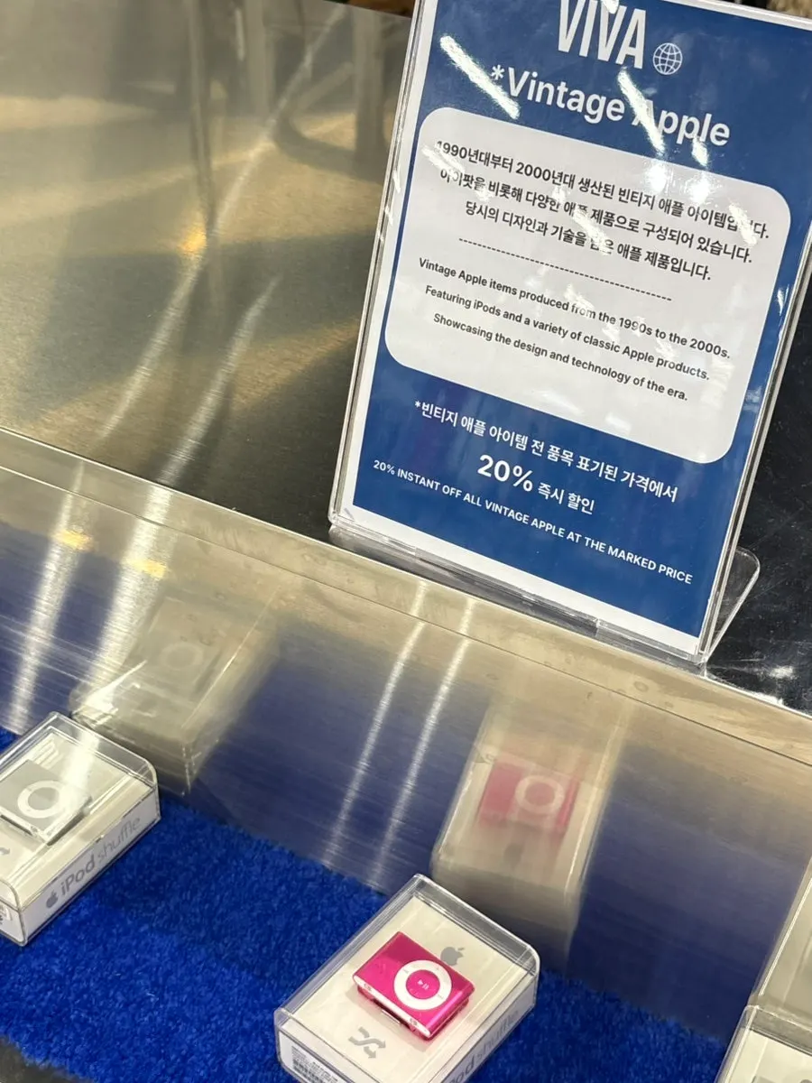 벽면에 걸린 빈티지 캡 모자