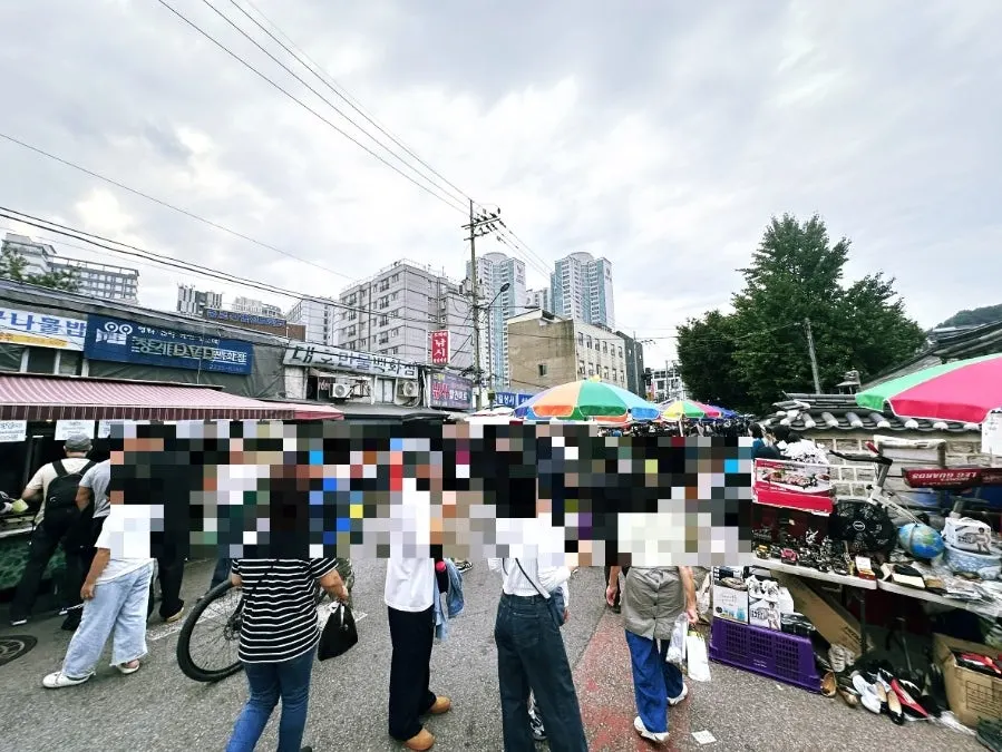 주말 인파로 붐비는 동묘 빈티지 거리