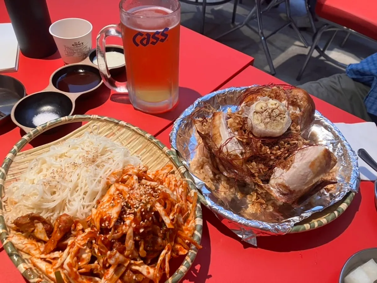 동묘 오방통닭 야장 테이블 풍경