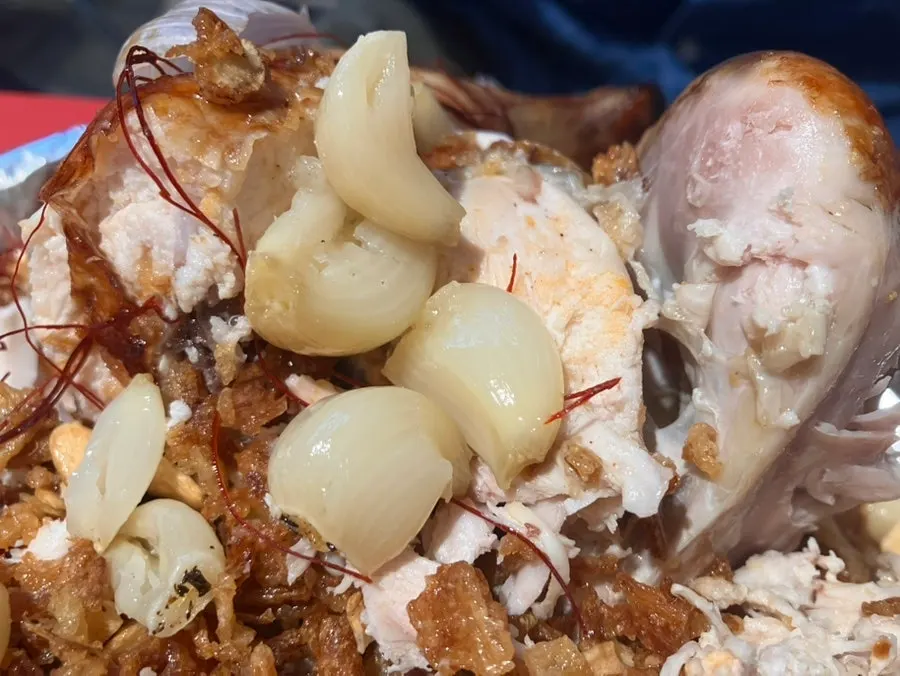 마늘이 올라간 오방통닭 마늘통닭