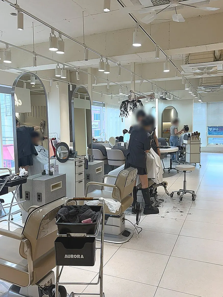차메르에 비치된 헤어 제품 진열대