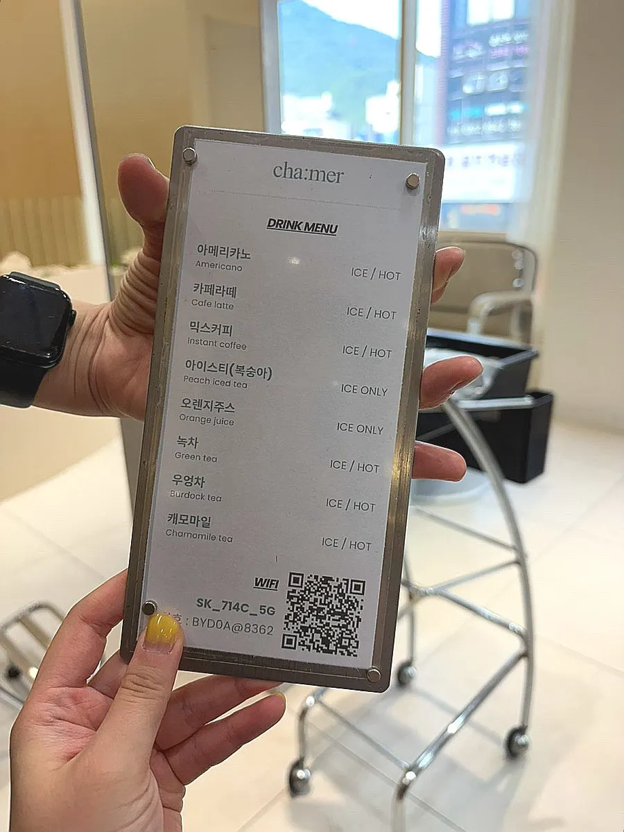 대기 중 먹을 수 있는 과자와 음료 코너