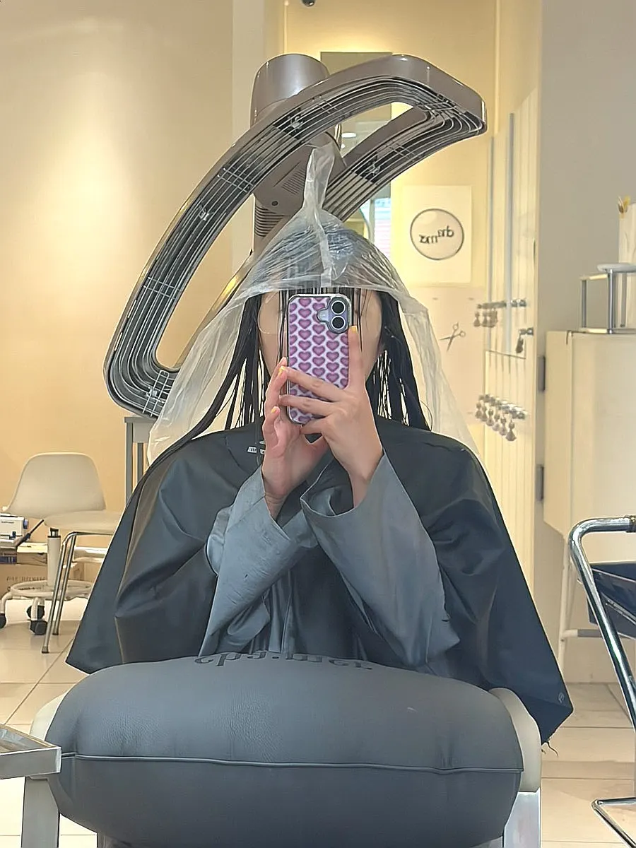 디자이너 두 명이 매직 약을 도포하는 모습