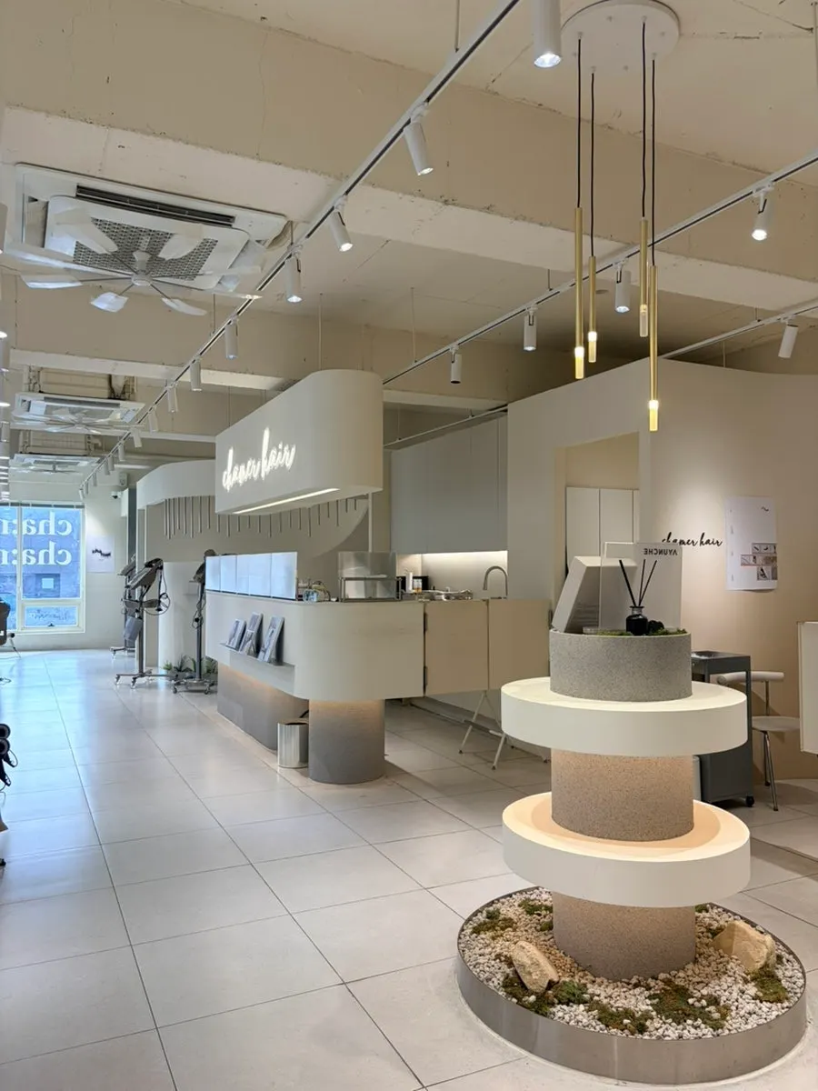 Café-like salon interior atmosphere