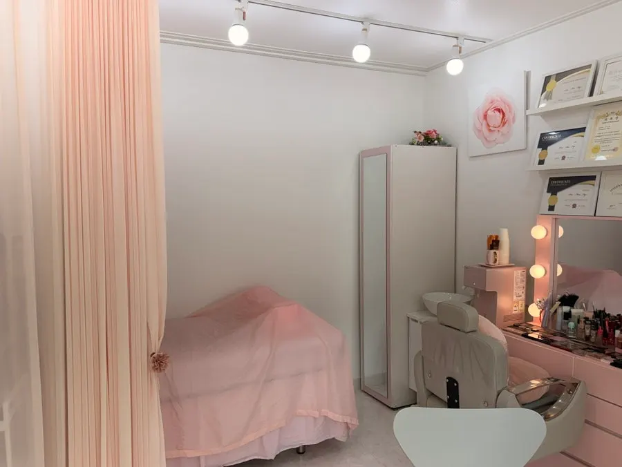 Cleanly maintained lash treatment area