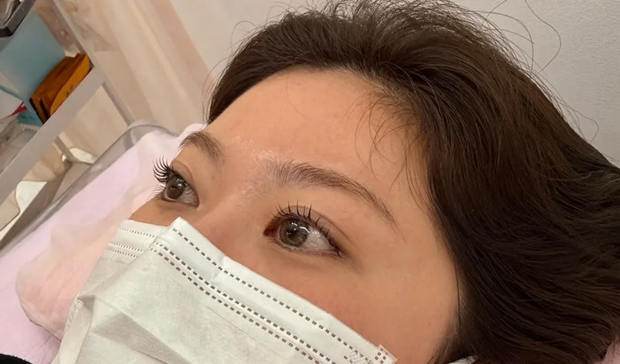 Moisture-and-nourishment lash lift with upward-curled lashes