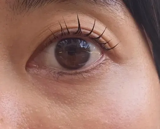 Relaxed lash curl before treatment