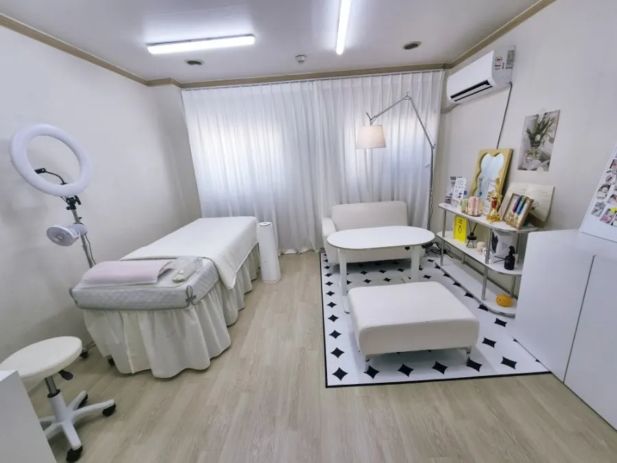 노크 안내 메모가 붙은 뷰티헤이즈 매장 문