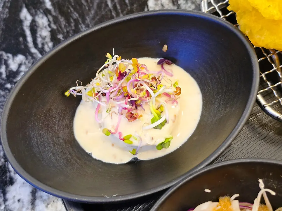 Salad served with the sushi set