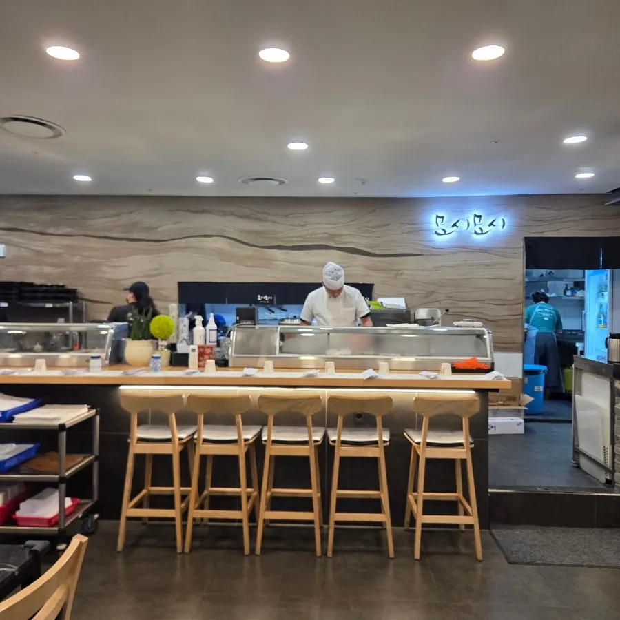 Interior de Moshi Moshi Sushi decorado con tonos de madera