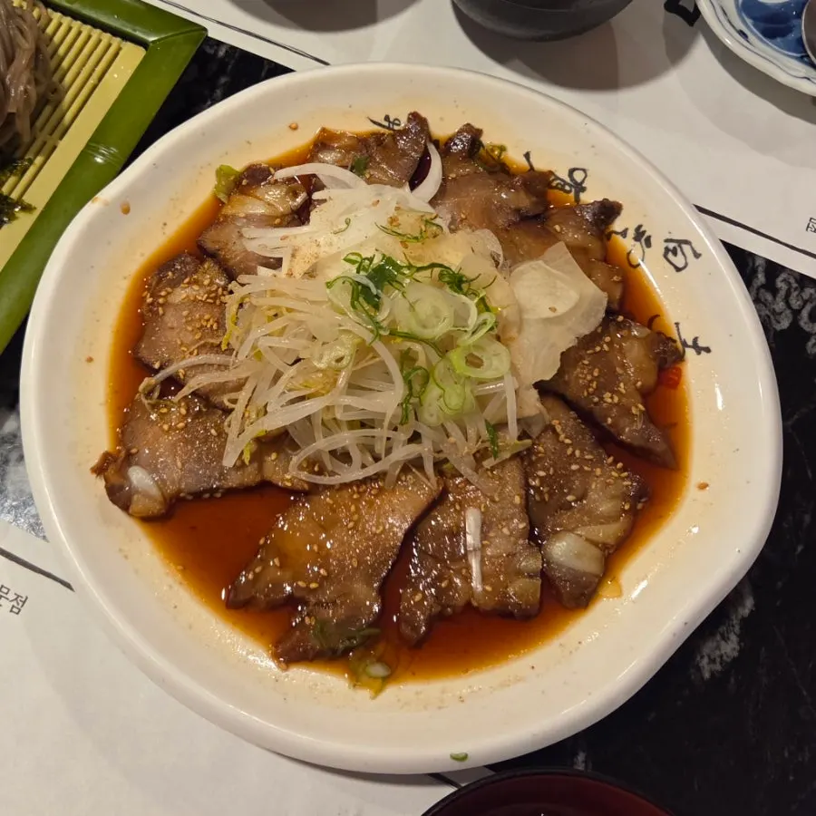 Plato de chashu con brotes de soja