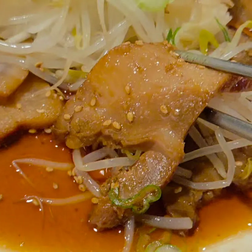 Primer plano del chashu de panceta con el aliño impregnado