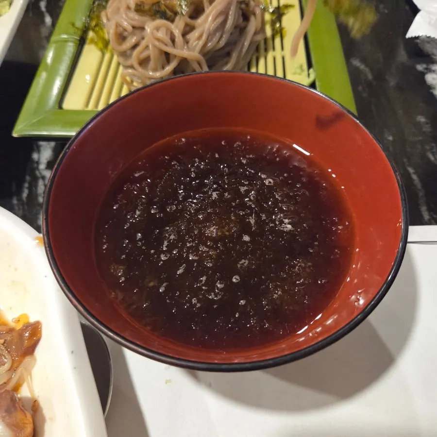 Soba de trigo sarraceno con hielo picado y caldo tsuyu