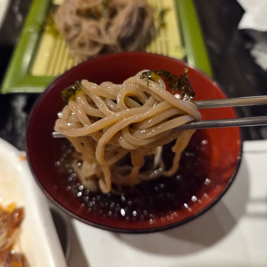 Fideos de soba levantados con los palillos