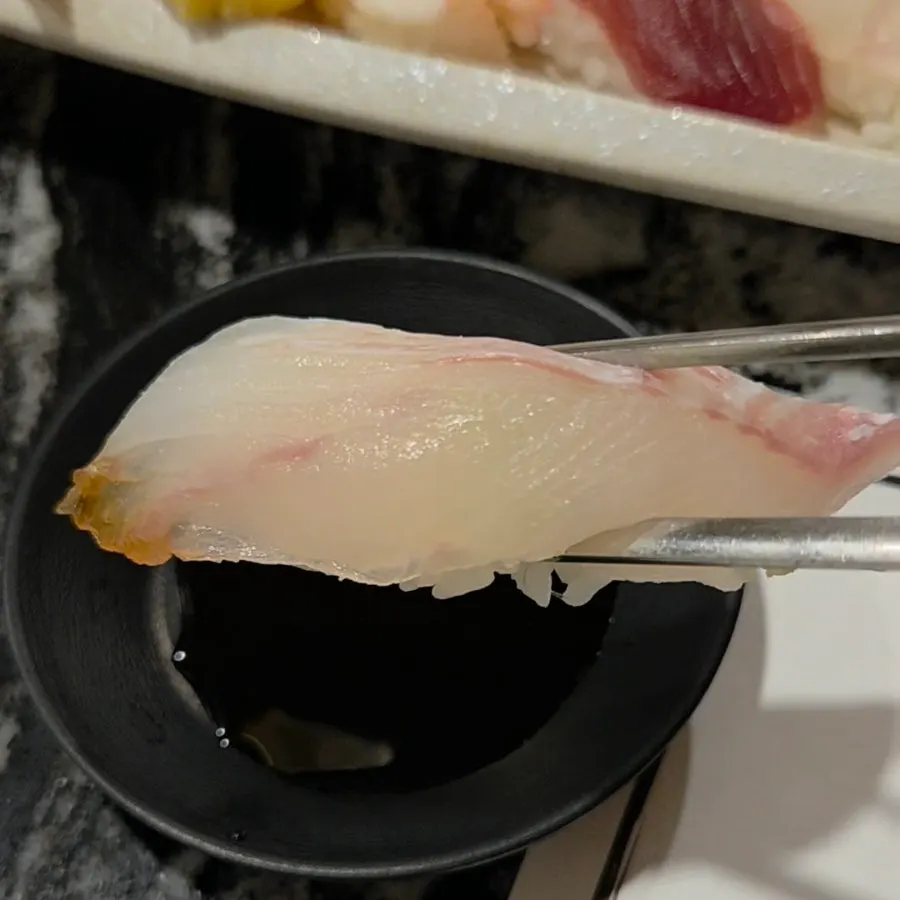Plato con las 16 piezas de sushi de Moshi Moshi