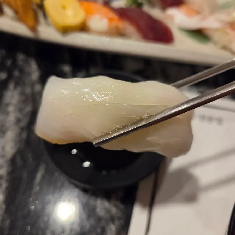 Primer plano del sushi de calamar