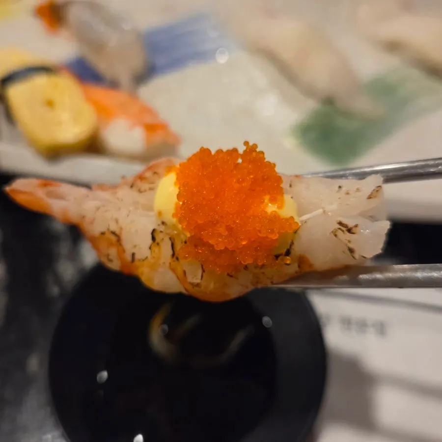 Sushi de gamba aburi con huevas de pez volador