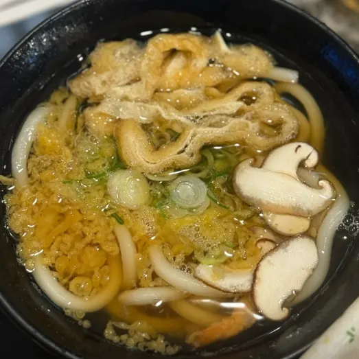 Udon con tofu frito y champiñones