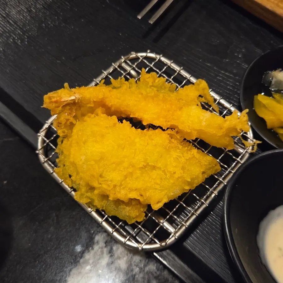 Plato de tempura de gamba, calabaza y boniato