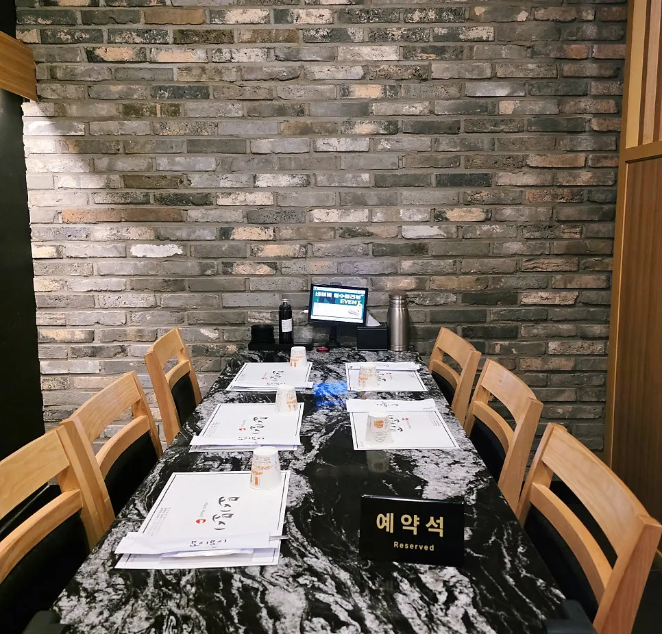 Spacious hall seating at Moshi Moshi Sushi, Dongnae branch