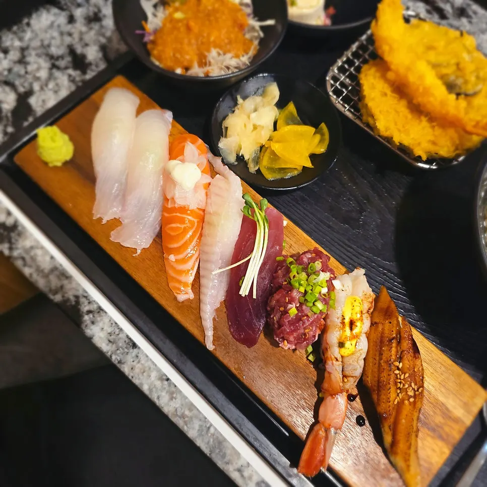 8 pieces of sushi from the sushi set 'the better one'