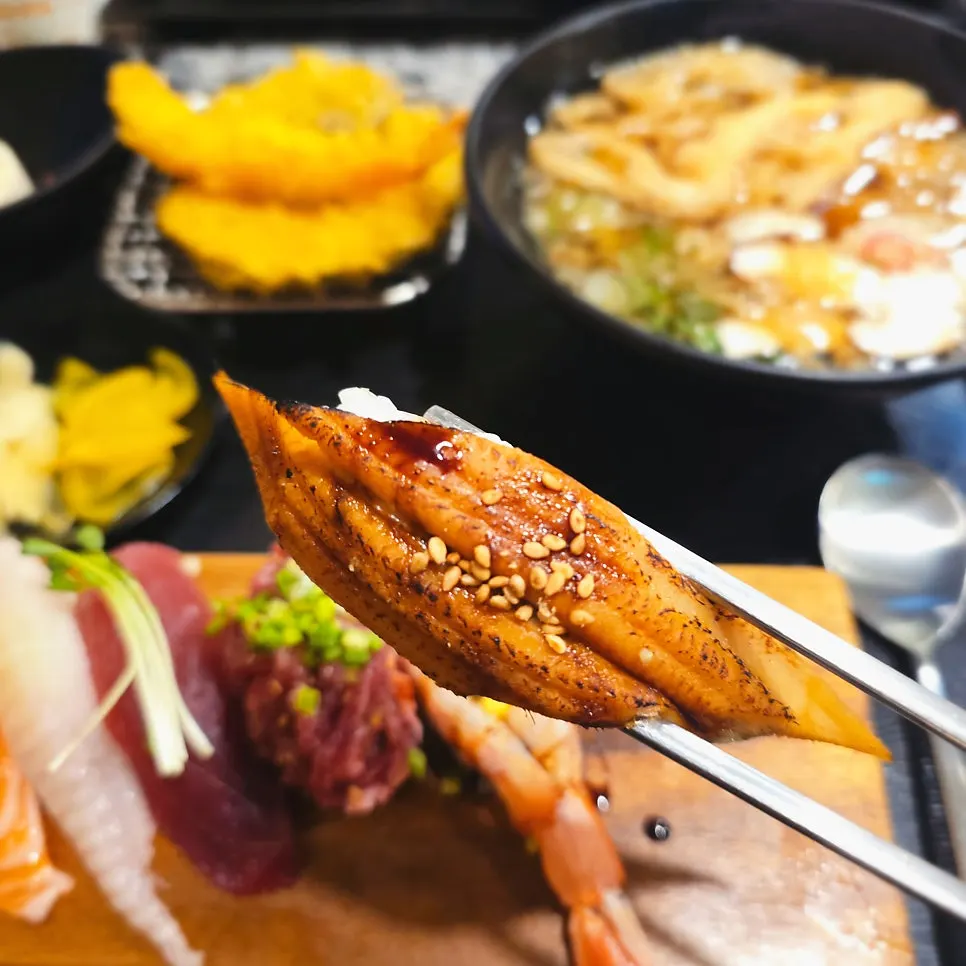 Sushi topped with eel and butter-grilled shrimp