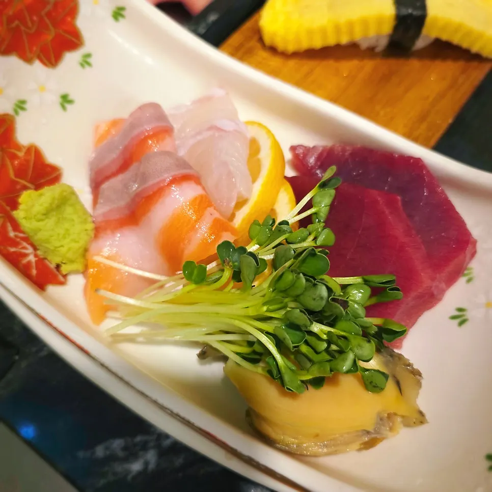 Assorted sashimi plate from the sashimi set